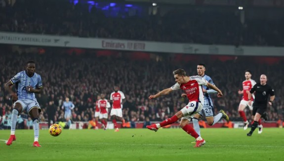 Arsenal bảo toàn chiến thắng trước Tottenham