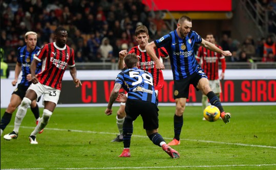 AC Milan chia điểm với Inter Milan tại San Siro