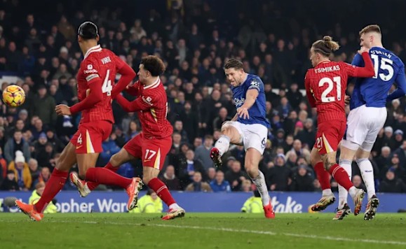 Vỡ òa phút bù giờ, Everton giật lại 1 điểm từ tay Liverpool