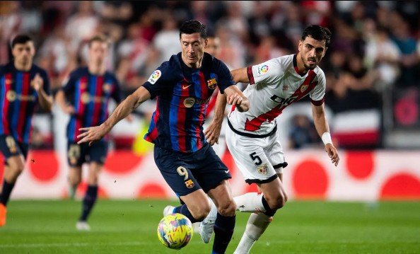 May mắn thắng Rayo Vallecano, Barcelona chiếm ngôi đầu La Liga