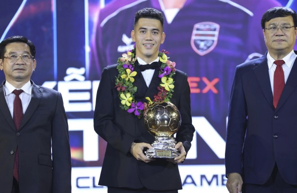 Tiến Linh xuất sắc giành Quả Bóng Vàng Việt Nam 2024