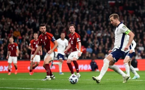  Anh thắng dễ Latvia, chiếm ngôi đầu bảng K