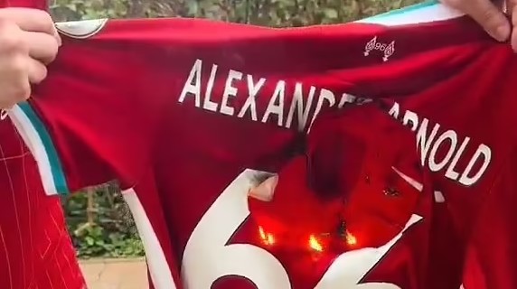 CĐV Liverpool phẫn nộ đốt áo Alexander Arnold