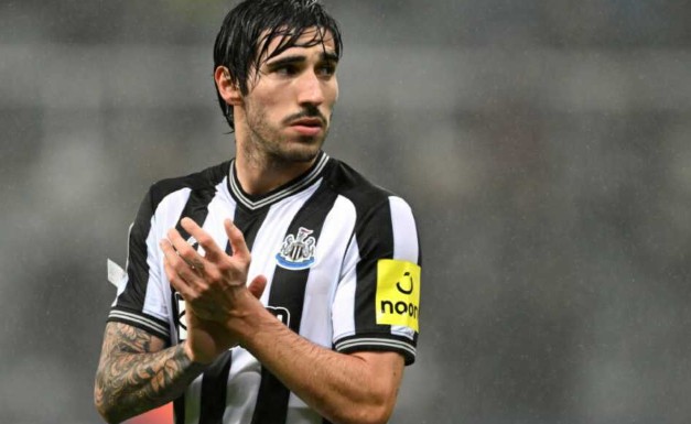 Ngôi sao của Newcastle United tiếp tục bị điều tra cá độ