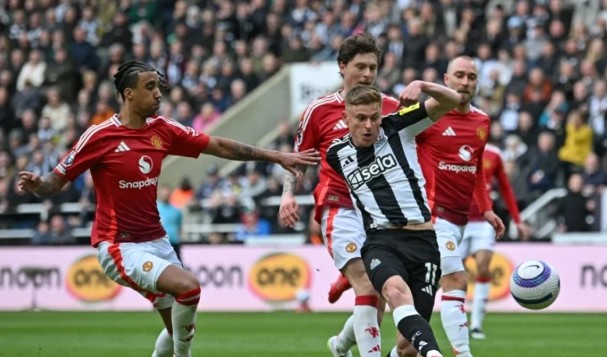 Harvey Barnes giúp Newcastle đánh bại MU