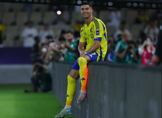 Ronaldo tái hiện màn ăn mừng kinh điển