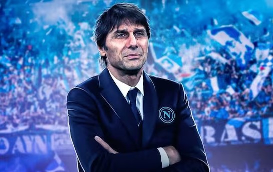 Conte “Quay xe” ở lại Napoli