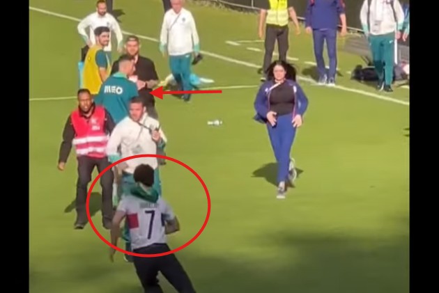 Fan cuồng tấn công Ronaldo trước trận đấu với Đức