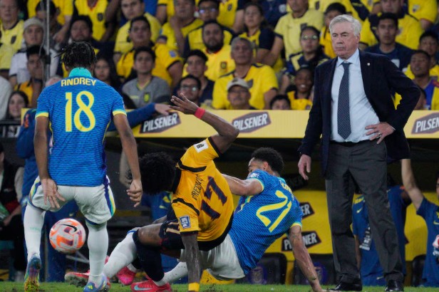 Ancelotti ra mắt, Brazil vẫn bất lực trên sân của Ecuador