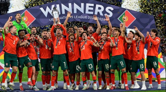 Ronaldo tỏa sáng, Bồ Đào Nha đánh bại Tây Ban Nha
