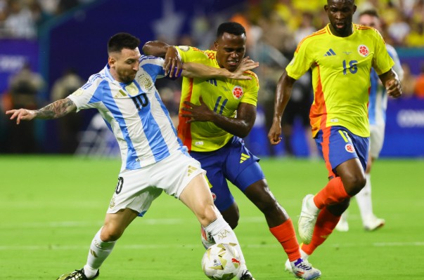 Argentina may mắn cầm hòa Colombia trên sân nhà