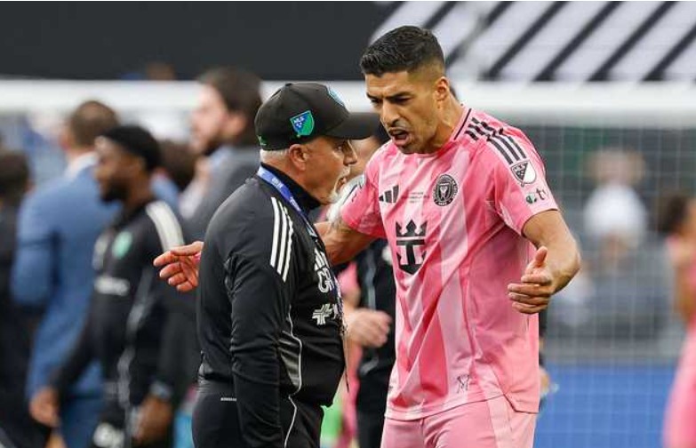 Luis Suarez dính án phạt nặng vì nhổ nước bọt vào đối thủ