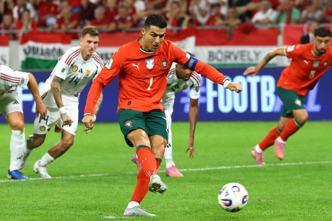 Ronaldo ghi bàn trên chấm Penalty