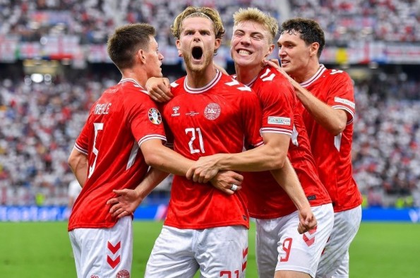 Đánh bại Hy Lạp, Đan Mạch chiếm ngôi đầu bảng C