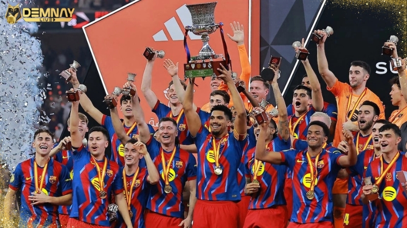 Real Madrid đành nhìn Barcelona nâng cao Siêu Cúp