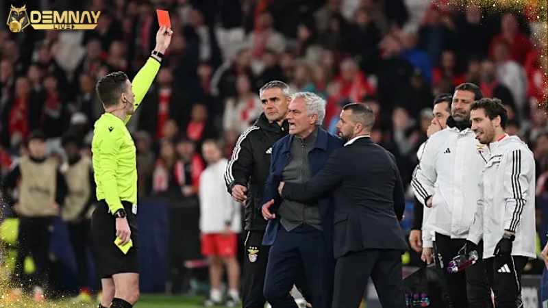 Mourinho tố trọng tài có danh sách “không thể nhận thẻ vàng”