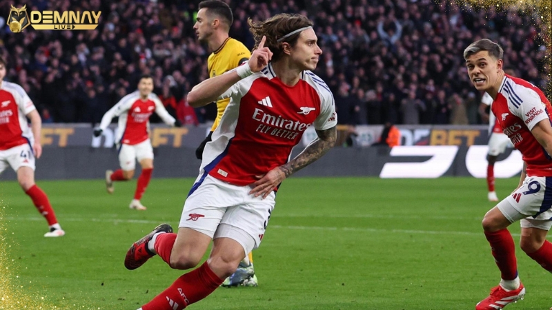 Arsenal run rẩy trên ngôi đầu Premier League