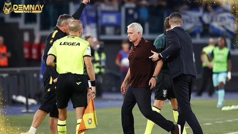 Jose Mourinho lĩnh thẻ đỏ vì chửi trọng tài