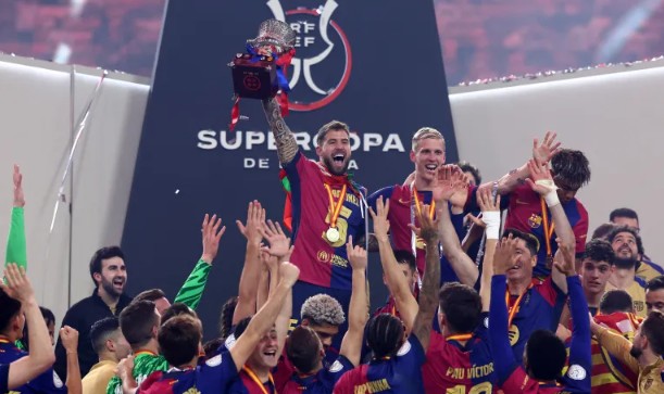 Szczesny nhận thẻ đỏ, Barca vẫn ngạo nghễ huỷ diệt Real