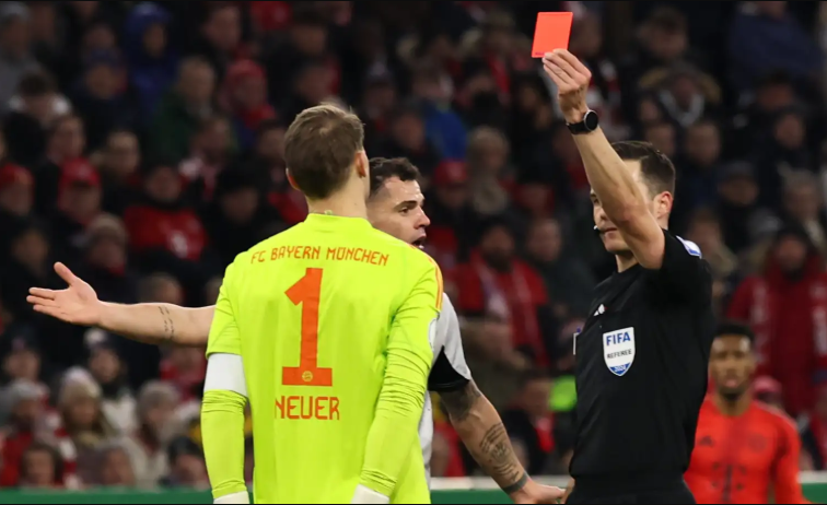 Neuer nhận thẻ đỏ, Harry Kane lại mất một cơ hội