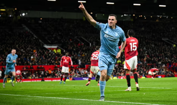 Rượt đuổi hấp dẫn, “Quỷ đỏ” gục ngã tại Old Trafford