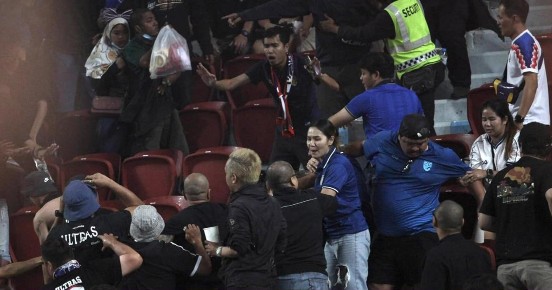 Thua Việt Nam ngay tại sân nhà, Cổ động viên Thái Lan ẩu đả trên khán đài