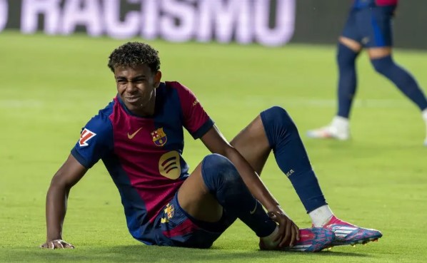 Lamine Yamal báo tin dữ cho Barca và Hansi Flick